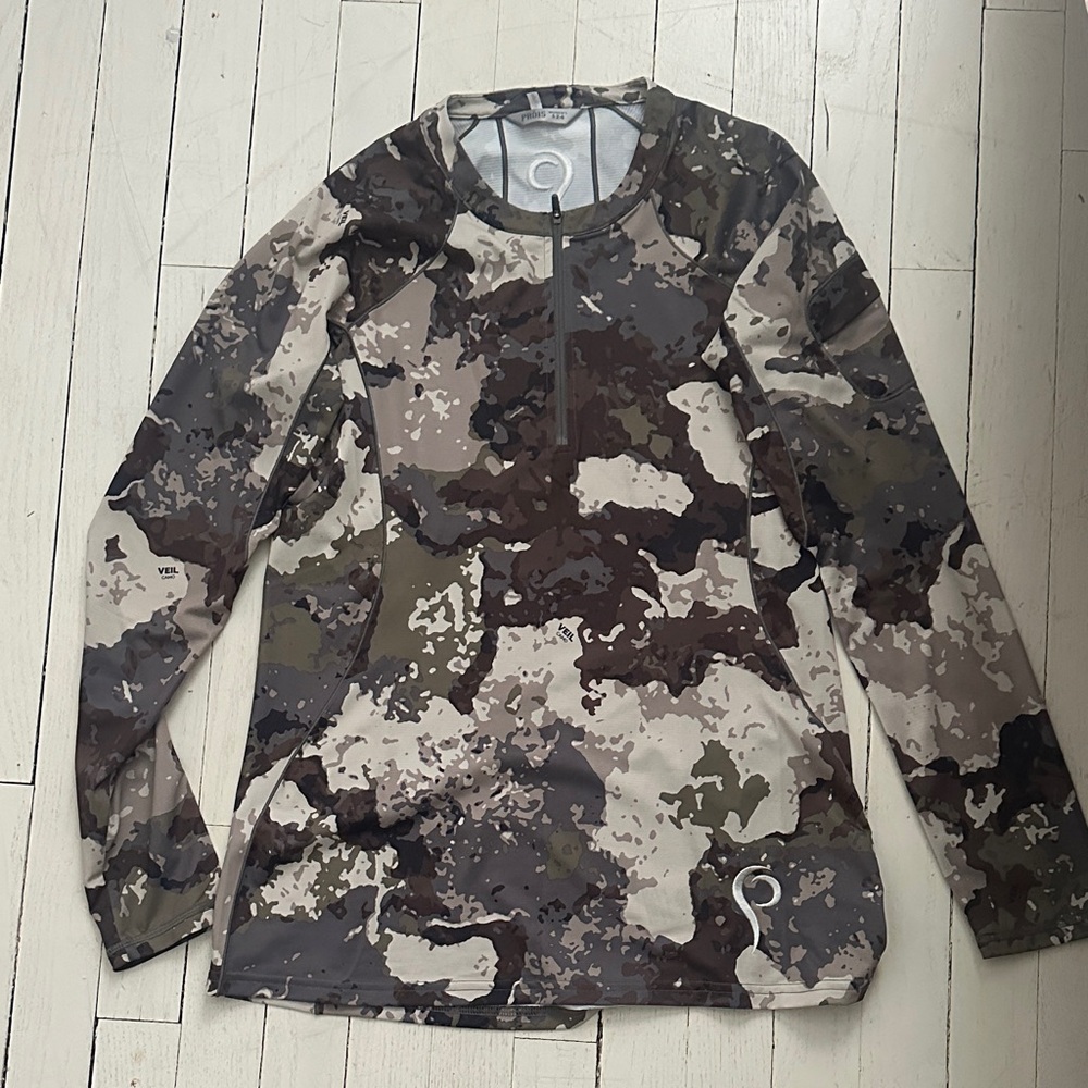 Prois Women's Camouflage Zip Shirt.